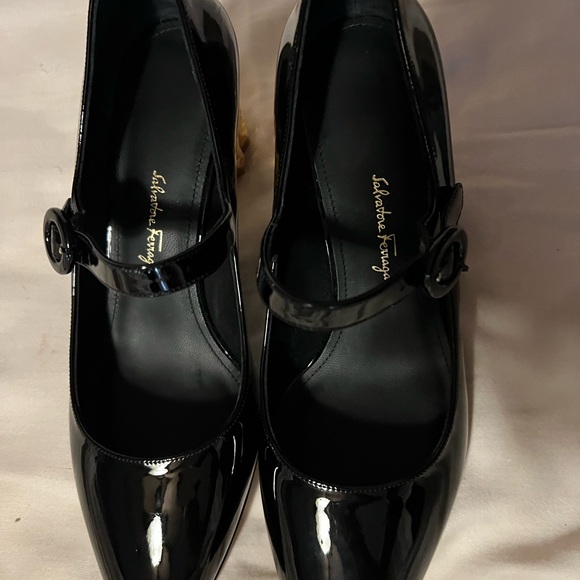Clearing closet!Salvatore Ferragamo patent leather Mary Jane’s. 35.5d - Picture 1 of 4